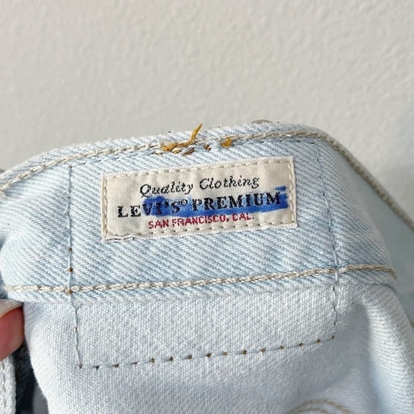 Levi’s Women’s Size 28 Red Tab 501 Skinny Straight Jeans Destructed Light Indigo - Picture 13 of 16